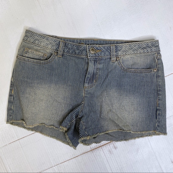 Conrad Shorts - Stripe main image 1
